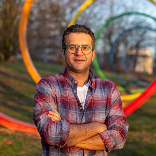 Vahid Farrahi picture of a man in front of the spectral rings on TU campus