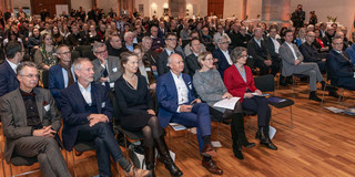 Das Bild zeigt ein festlich gekleidetes Publikum in der St. Petri Kirche in Dortmund.